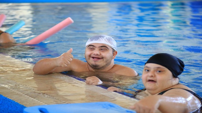 Down Sendromlu Gençlerimize Yüzme Dersi